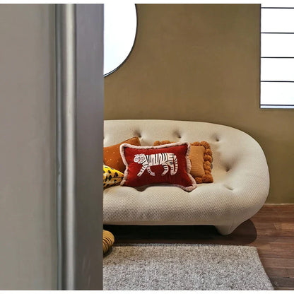 غطاء وسادة مخملي مطرز بنمر فروي من DecorBites™ مقاس 40×55 سم: ديكور منزلي فاخر بسحر كلاسيكي