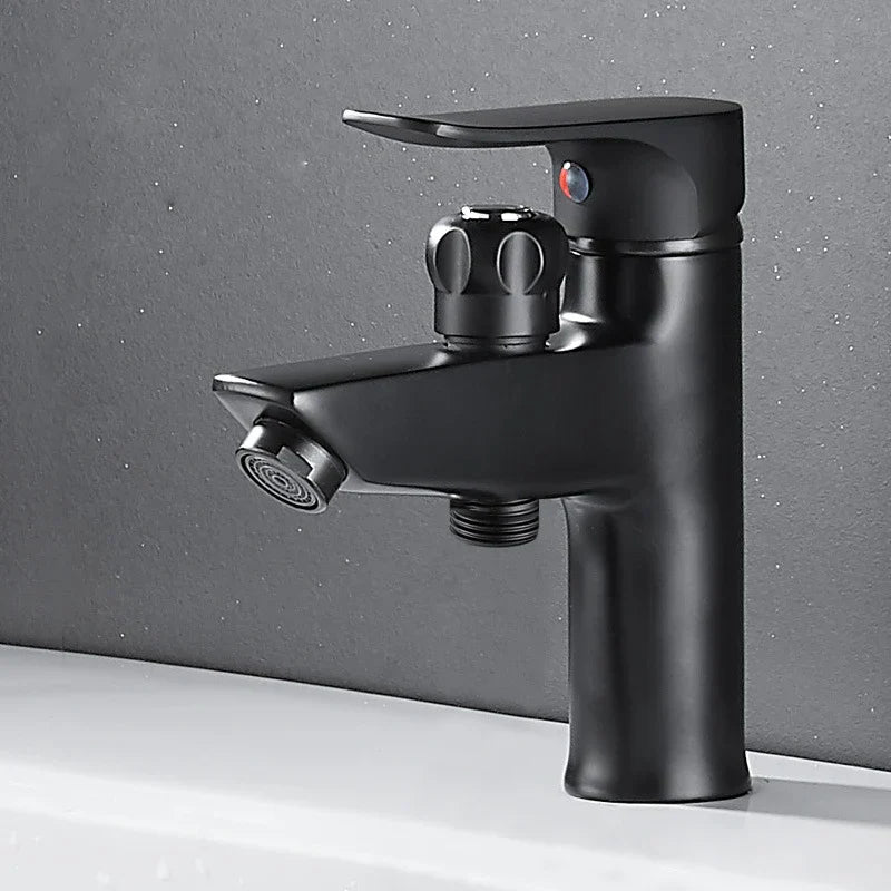 Grifo monomando para lavabo DecorBites™ de latón negro con cabezal de ducha y mezclador de agua fría y caliente.