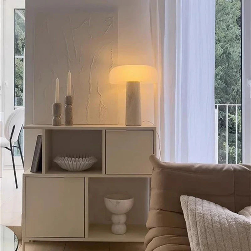 Lámpara de mesa DecorBites™ de mármol crema: Iluminación LED moderna para dormitorio