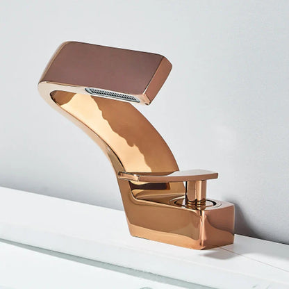 صنبور حوض حمام DecorBites™ أسود اللون مع خلاط ساخن وبارد مثبت على السطح بتصميم بسيط