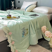 Flores Bordadas con Borde de Encaje Decorbites™ - Manta Fresca para Cama Lavable a Máquina, Edredón de Verano
