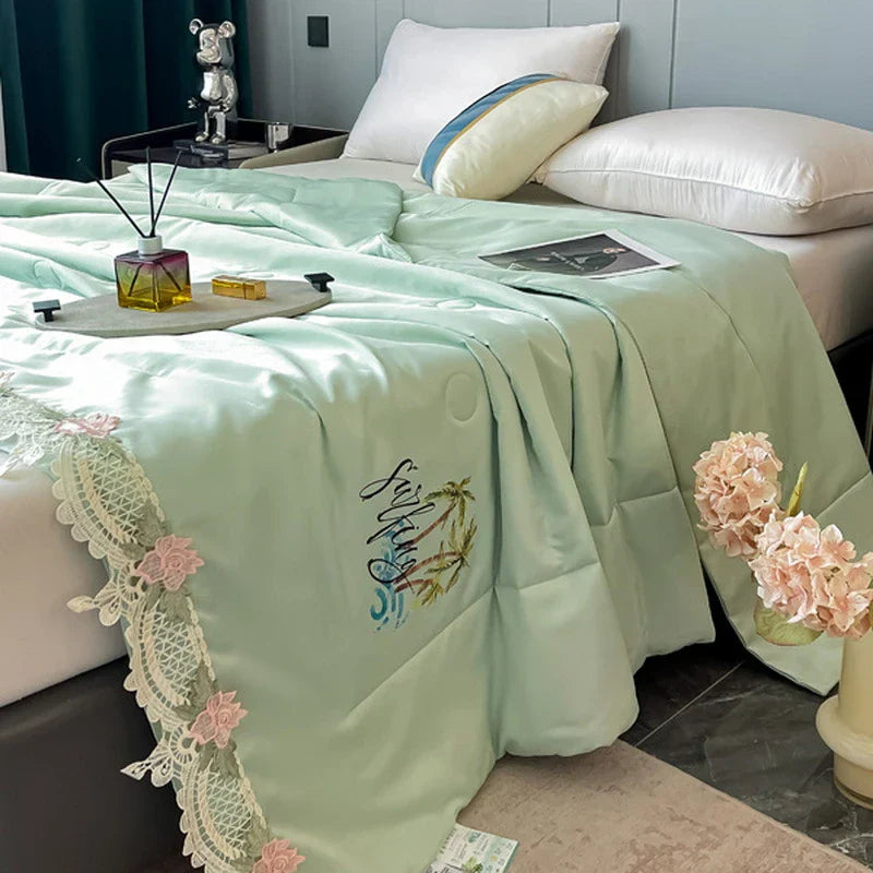 Flores Bordadas con Borde de Encaje Decorbites™ - Manta Fresca para Cama Lavable a Máquina, Edredón de Verano