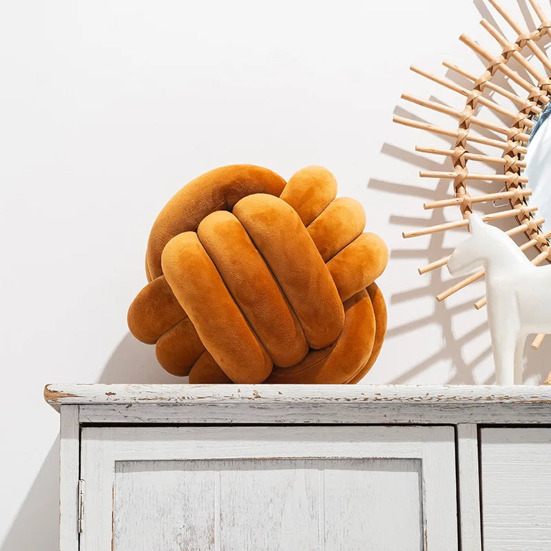 وسادة DecorBites™ Knot Ball قصيرة من القطيفة لديكور المنزل والراحة