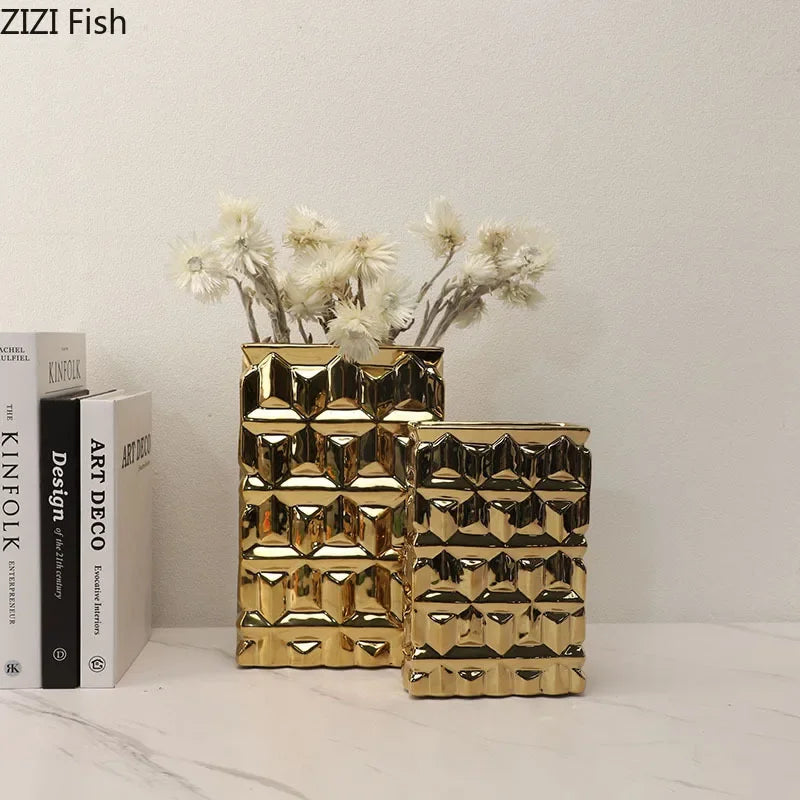 Jarrón cuadrado dorado de cerámica DecorBites™ con flores artificiales para una decoración estética de la habitación.