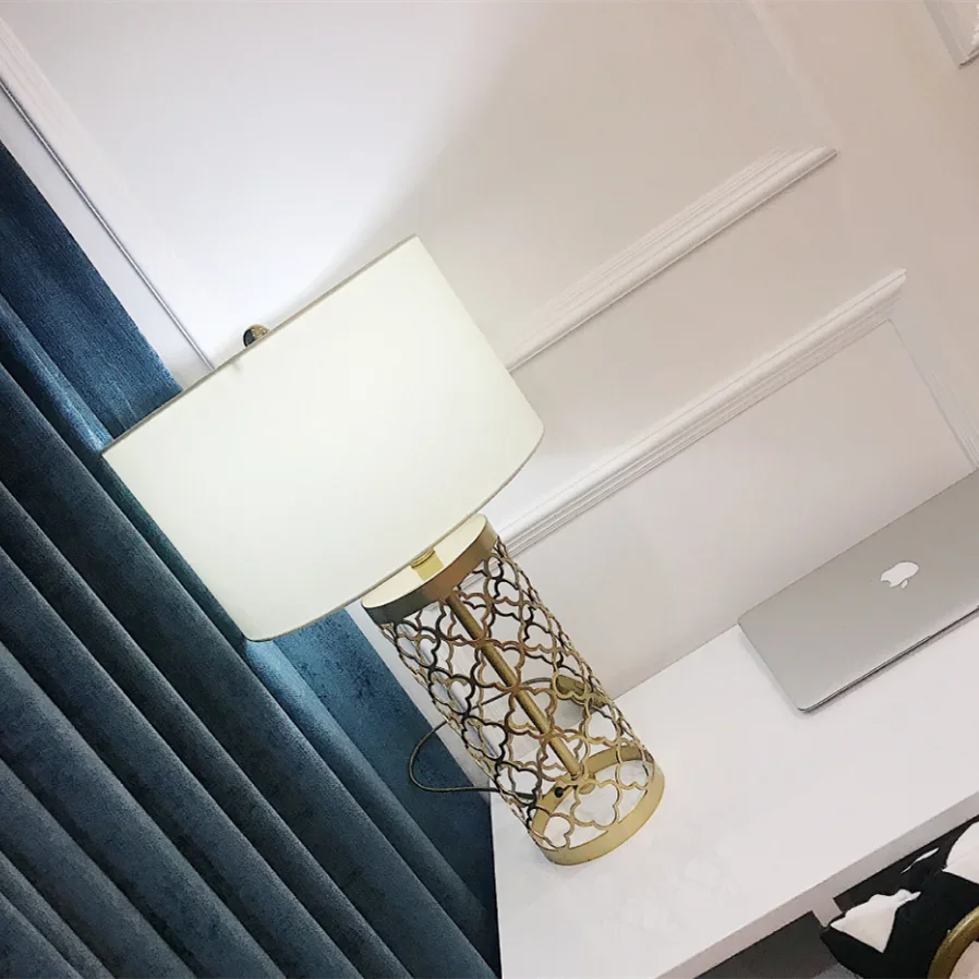 Lámpara de escritorio de hierro para jaula de pájaro Gold Decorbites™: Luz de mesa de rejilla de arte de hierro europeo minimalista