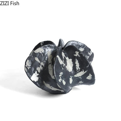 ديكور مكتب من الراتنج بتصميم مزهرية مرجانية سوداء من DecorBites™، بتصميم عصري لغرفة ذات طابع أزهار