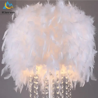 Lámpara de pie DecorBites™ Crystal LED Feather para una decoración moderna de salón nórdico.
