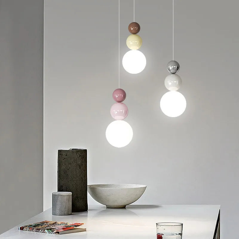 Lámpara colgante LED nórdica color crema DecorBites™: Lámpara colgante moderna para una decoración interior elegante