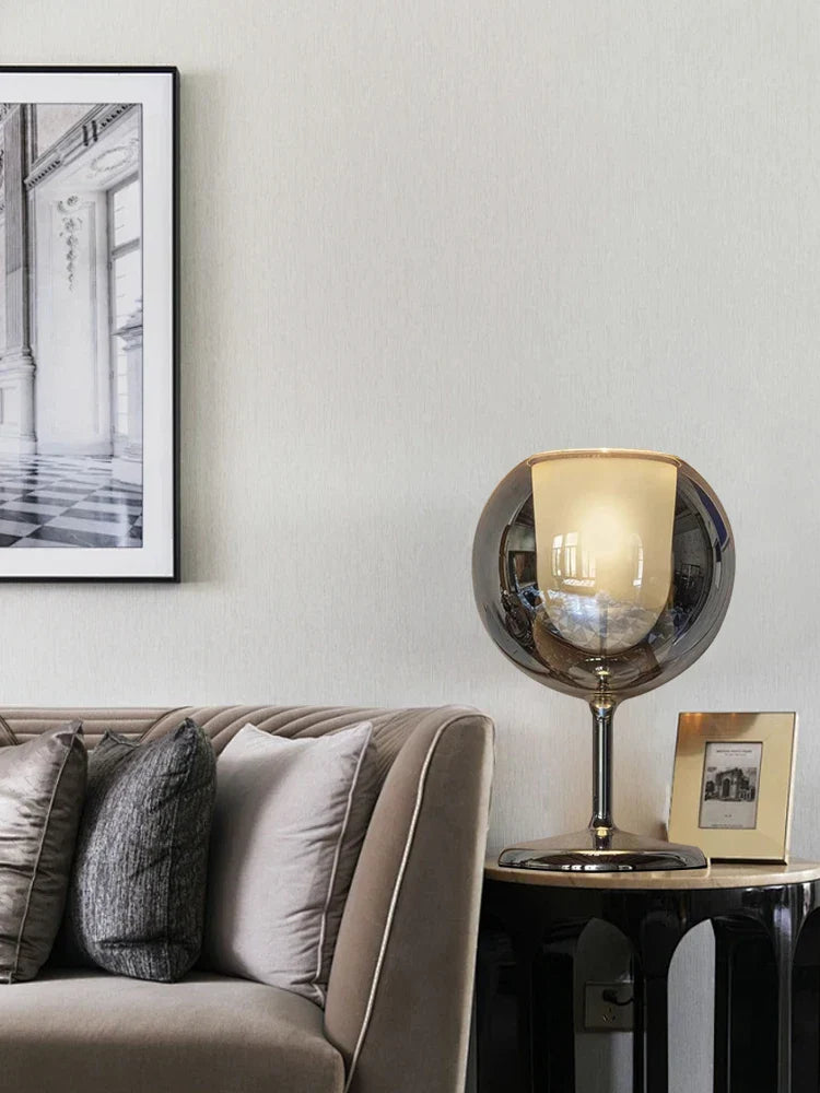 مصباح طاولة ذهبي زجاجي من DecorBites™: إضاءة مكتبية فاخرة مصممة لمساحات معيشة أنيقة