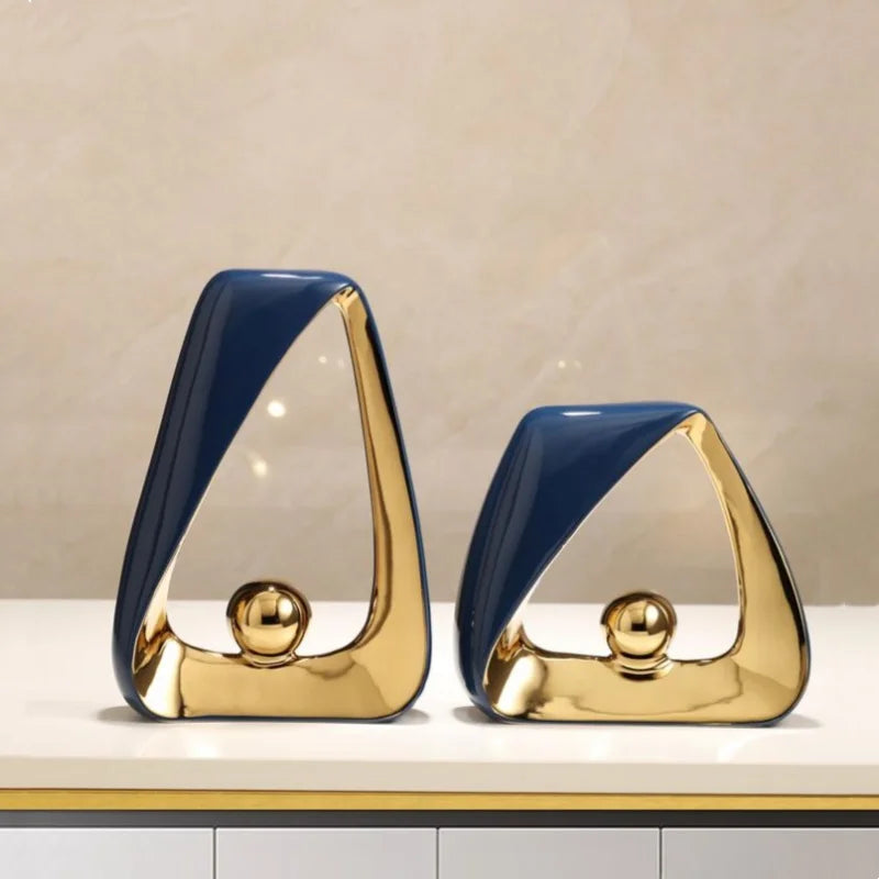 Escultura de esqueleto con triángulos geométricos y bola dorada DecorBites™: Figura decorativa abstracta para el hogar