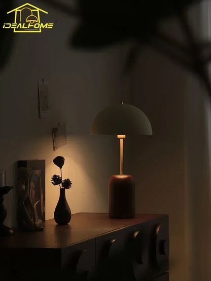 Lámpara de mesa LED DecorBites™ de madera maciza estilo francés medieval para dormitorio o sala de estar