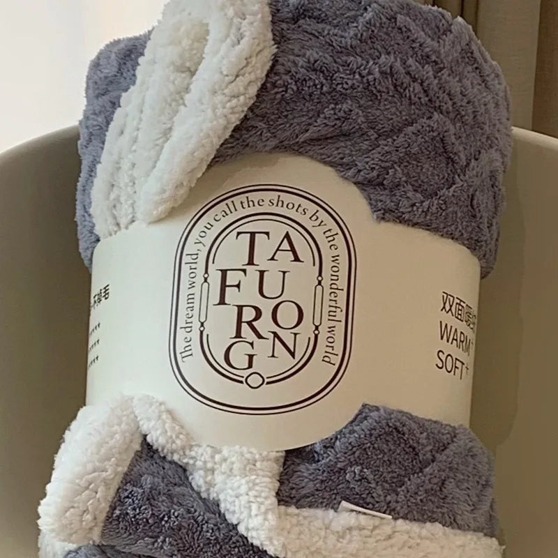 Manta de forro polar coralino con jacquard acogedor DecorBites™