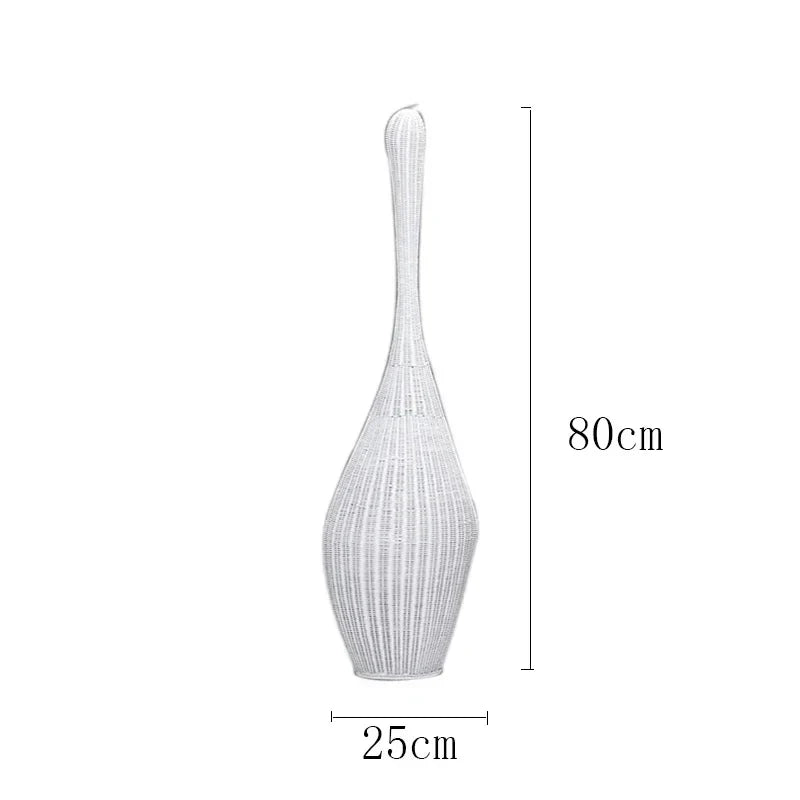 Lámpara de pie de bambú DecorBites™: Una lámpara de ratán única para la sala de estar, el dormitorio o la decoración de una casa de té.