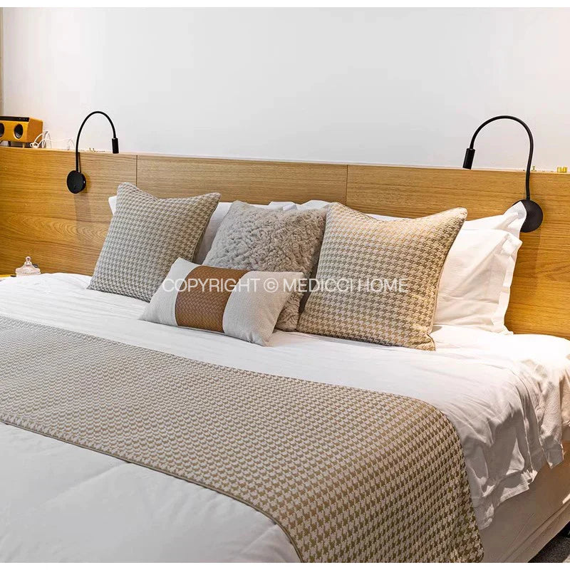 غطاء وسادة قطني من قماش الجاكار بنقشة مربعات باللون البيج الذهبي من DecorBites™ للديكورات الداخلية العصرية