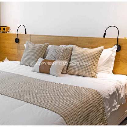 غطاء وسادة قطني من قماش الجاكار بنقشة مربعات باللون البيج الذهبي من DecorBites™ للديكورات الداخلية العصرية