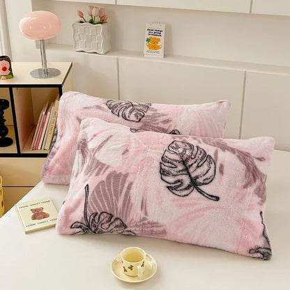 Funda de almohada DecorBites™ Cozy Winter Plush: Decoración suave para el hogar en terciopelo de leche con estampado nórdico