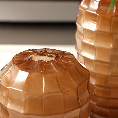 مزهرية زجاجية مصقولة هندسية من ديكوربايتس™ مع تنسيق زهور منقوش