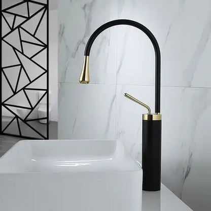 Grifo de lavabo DecorBites™ en oro cepillado/negro/blanco con monomando giratorio y manguera de desagüe.