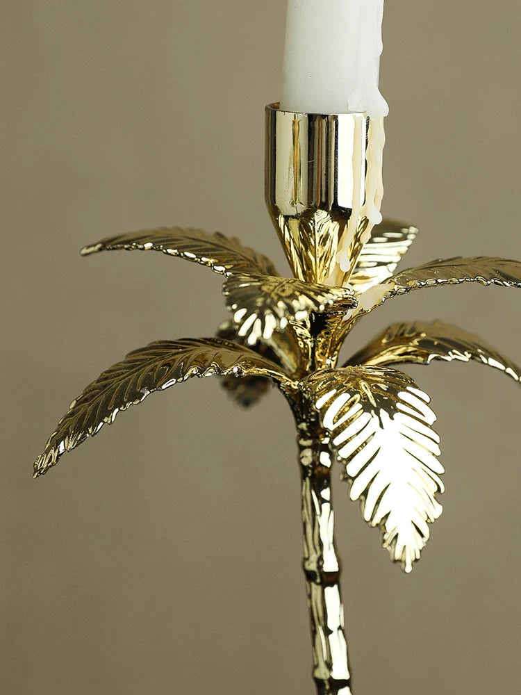 Candelabro DecorBites™ de metal dorado con base de mármol blanco Volakos para una decoración de hogar de lujo