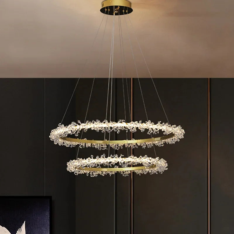 Lámpara de araña LED DecorBites™ con anillo de cristal dorado para decoración del hogar. Ideal para sala de estar, comedor y dormitorio de lujo.
