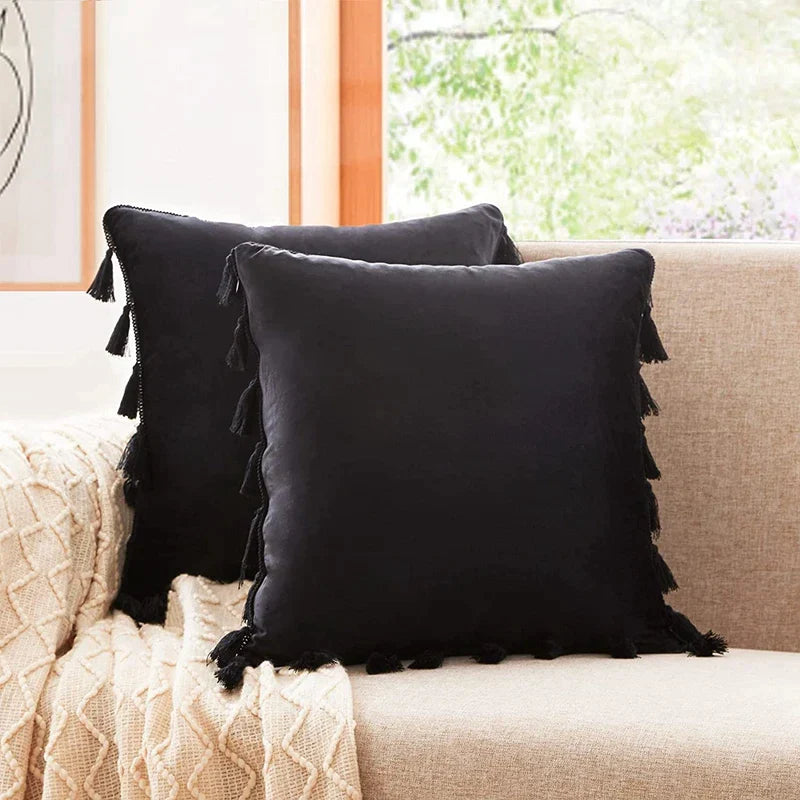 Funda de cojín DecorBites™ de terciopelo negro con flecos y borlas para cama, sofá o sillón
