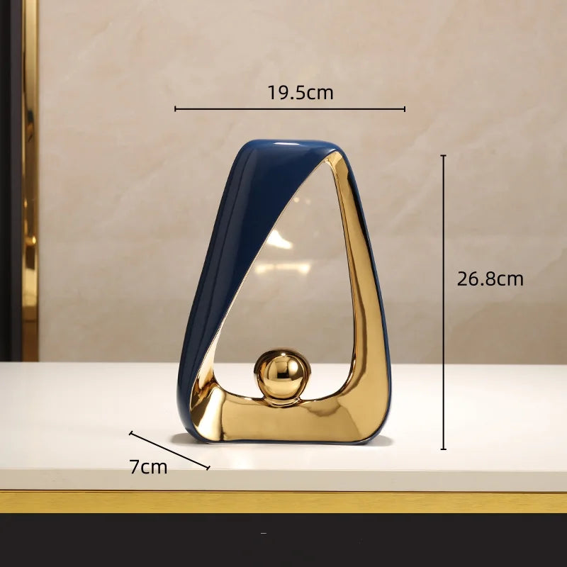 Escultura de esqueleto con triángulos geométricos y bola dorada DecorBites™: Figura decorativa abstracta para el hogar