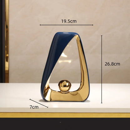 Escultura de esqueleto con triángulos geométricos y bola dorada DecorBites™: Figura decorativa abstracta para el hogar