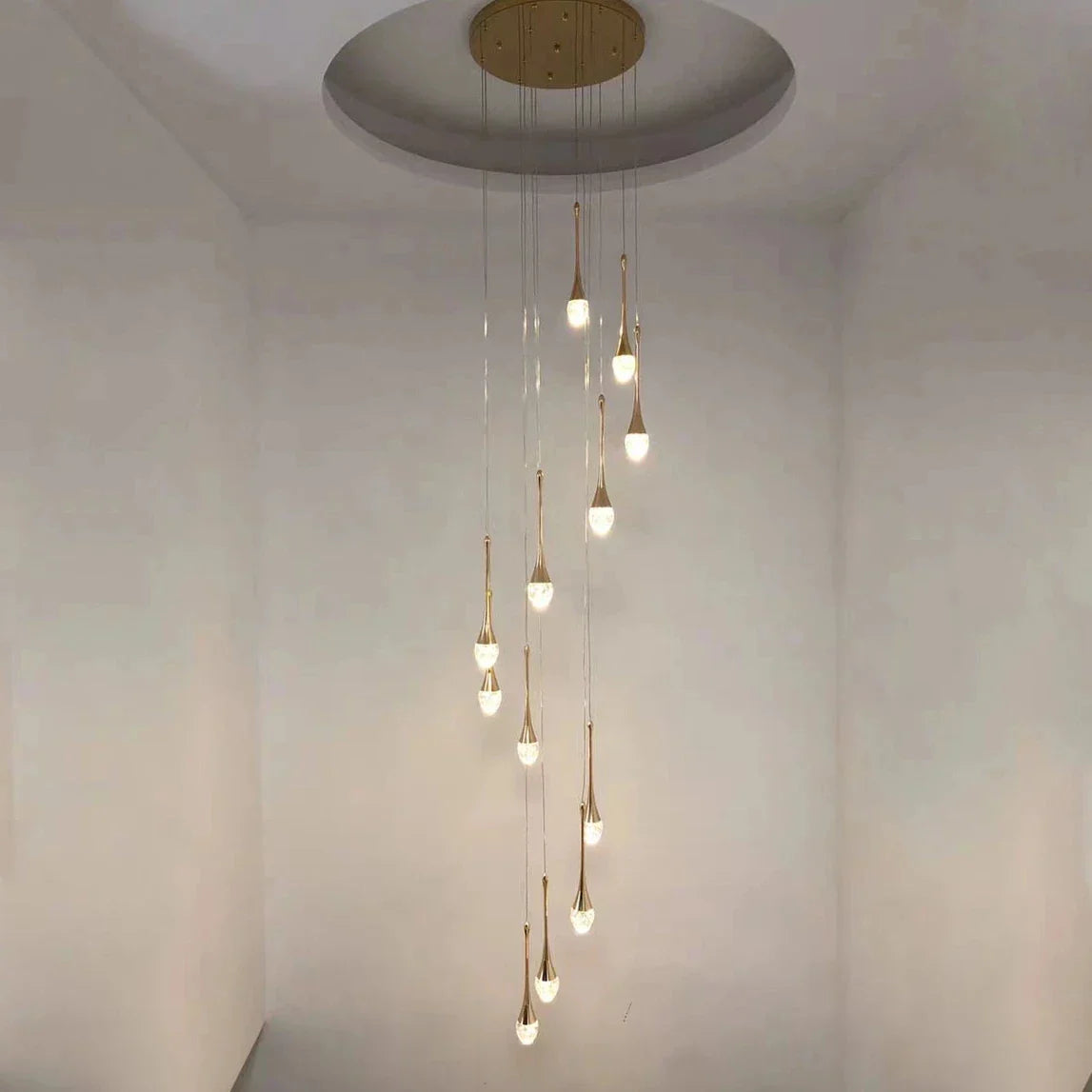 Lámpara de araña LED de cristal DecorBites™ para escalera - Lámpara colgante dorada para sala de estar y vestíbulo