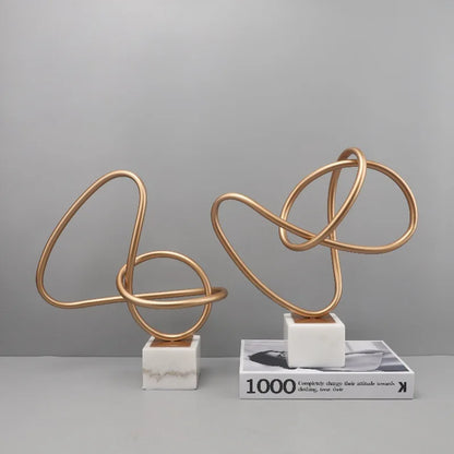 Escultura geométrica metálica DecorBites™ Gold Line sobre base de mármol para decoración del hogar