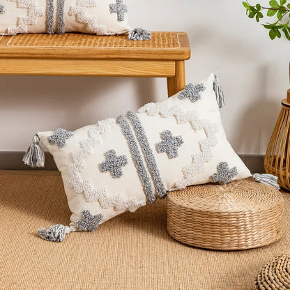 غطاء وسادة DecorBites™‎ بتصميم هندسي مزخرف بشراشيب باللون الأبيض والرمادي وغطاء وسادة بتصميم بوهيمي
