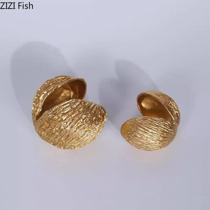 Adornos DecorBites™ de cáscara de nuez dorada. Artesanía moderna para decoración de escritorio. Arte y estética para la habitación.