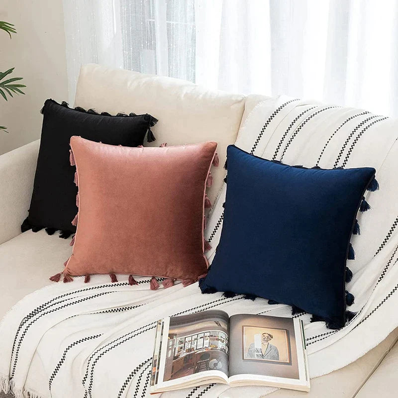 Funda de cojín DecorBites™ de terciopelo negro con flecos y borlas para cama, sofá o sillón