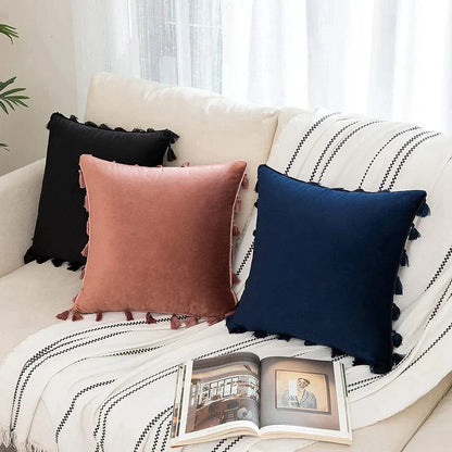 Funda de cojín DecorBites™ de terciopelo negro con flecos y borlas para cama, sofá o sillón