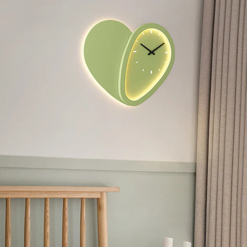 Aplique de pared con forma de reloj y corazón DecorBites™, regulable, para iluminación interior de dormitorio.
