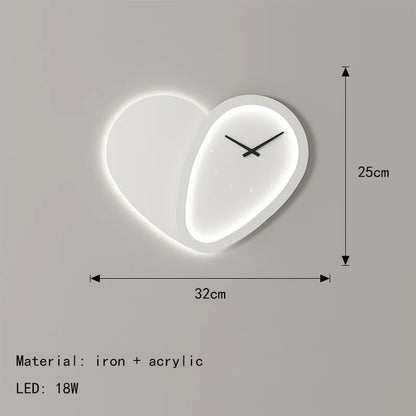 Aplique de pared con forma de reloj y corazón DecorBites™, regulable, para iluminación interior de dormitorio.