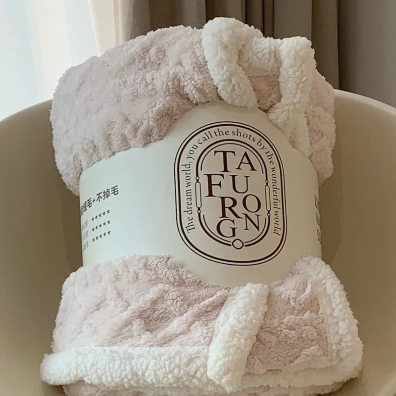 Manta de forro polar coralino con jacquard acogedor DecorBites™