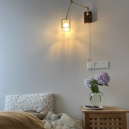 Aplique de pared DecorBites™ Cube de cristal con luz LED, madera de nogal, 2 brazos, espejo giratorio