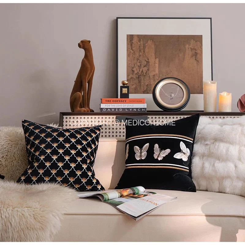 Funda de cojín decorativa DecorBites™ French Night de terciopelo con mariposas bordadas