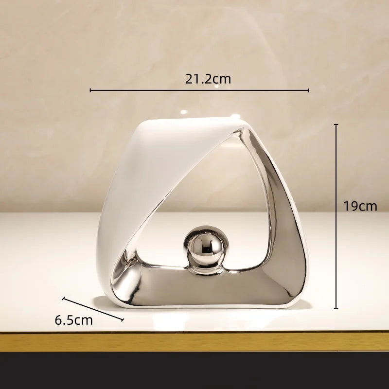 Escultura de esqueleto con triángulos geométricos y bola dorada DecorBites™: Figura decorativa abstracta para el hogar