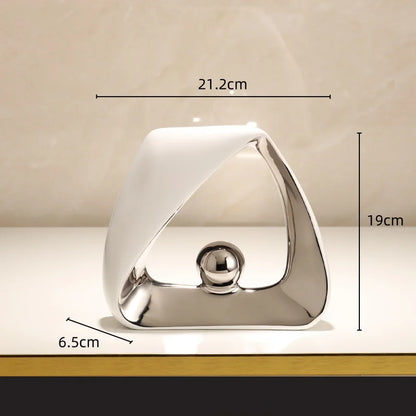 Escultura de esqueleto con triángulos geométricos y bola dorada DecorBites™: Figura decorativa abstracta para el hogar