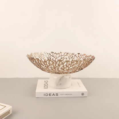 قاعدة قرص مرجاني من ديكوربايتس™ | صينية معدنية بقاعدة رخامية وطبق فاكهة بكومبوت ذهبي