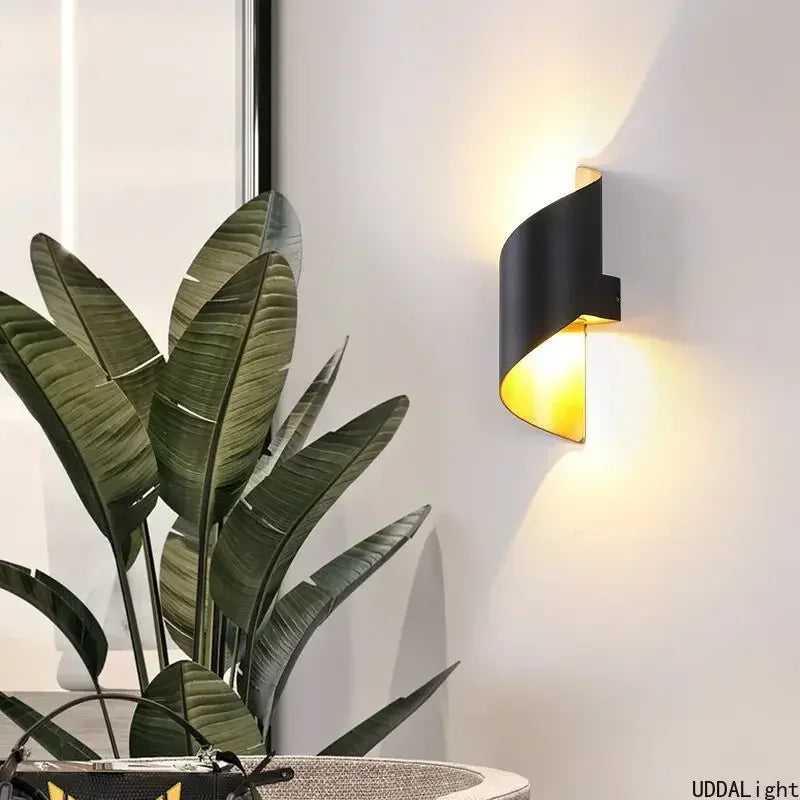 مصباح حائط خارجي من الألومنيوم من DecorBites™ مع إضاءة حلزونية لأعلى ولأسفل