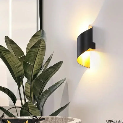 مصباح حائط خارجي من الألومنيوم من DecorBites™ مع إضاءة حلزونية لأعلى ولأسفل