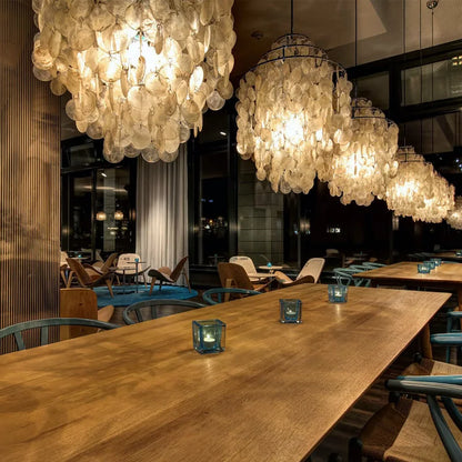 ثريا DecorBites™ Aeolian Bells Shell Chandelier لغرفة المعيشة المتوسطية والمتجر والبار والمطعم