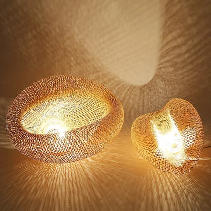 Lámparas colgantes DecorBites™ Bamboo Wave: pantalla de ratán hecha a mano para iluminación interior del hogar.