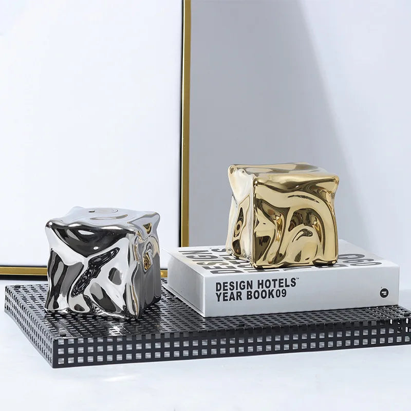 Figura decorativa Decorbites™ de cerámica dorada con patrón geométrico irregular plegado