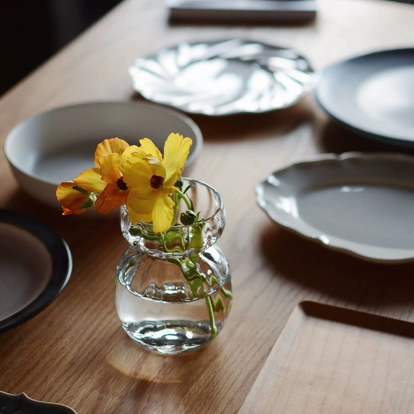 طاولة مزهرية مربعة هندسية من DecorBites™، ديكور زجاجي ناعم لطاولة تلفزيون الفندق