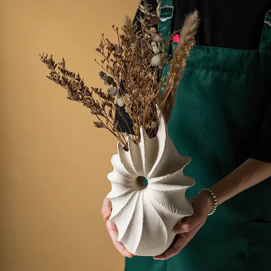 Jarrón de cerámica DecorBites™ con forma de concha para arreglos florales artificiales