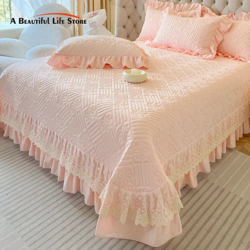 Decobites Lace Ruffles Quilted Bedspread Set with Pillowcases