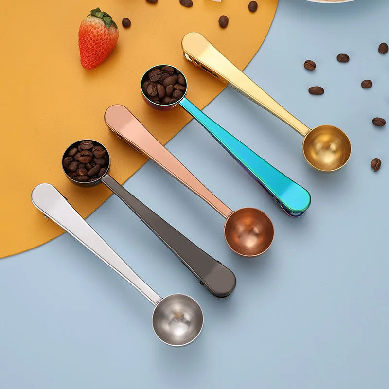 ملعقة قهوة ومشبك إغلاق من الفولاذ المقاوم للصدأ 2 في 1 من DecorBites™ - ملحق مطبخ ذهبي